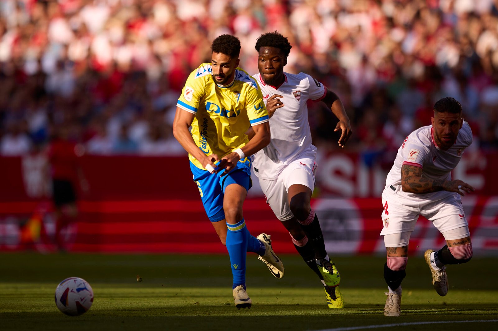 Lucien Agoumé luchando un balón con Chris Ramos. FOTO: OneFootball