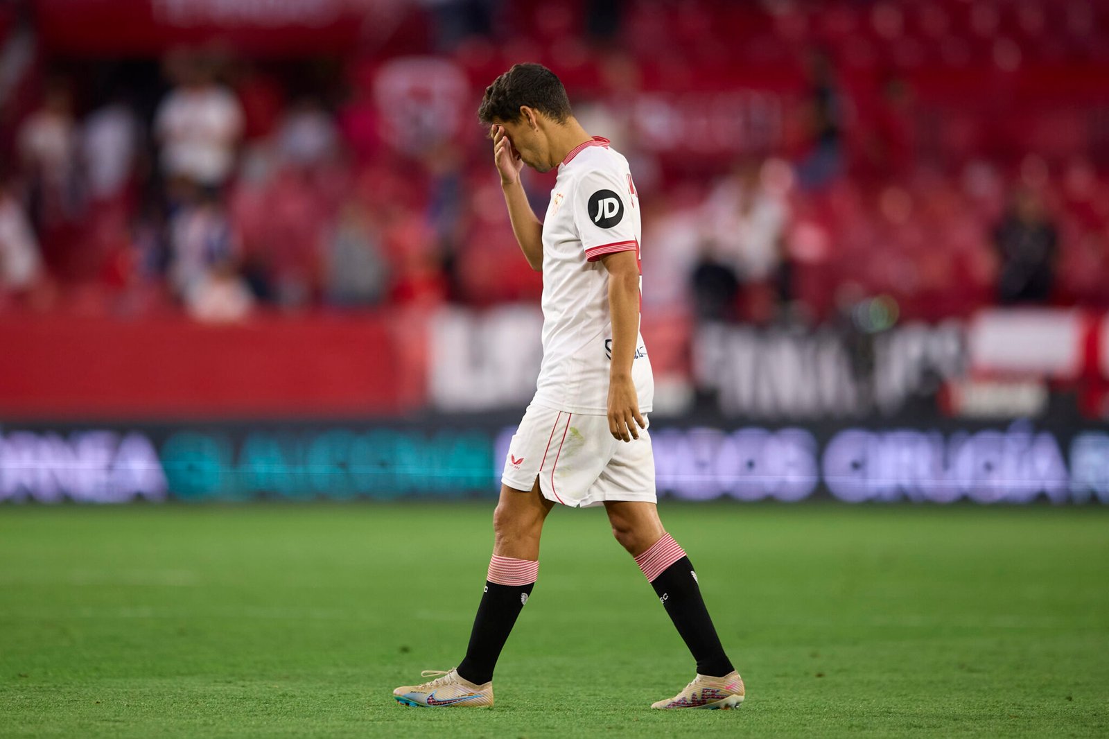 Jesús Navas, jugador del Sevilla FC al ser sustituido