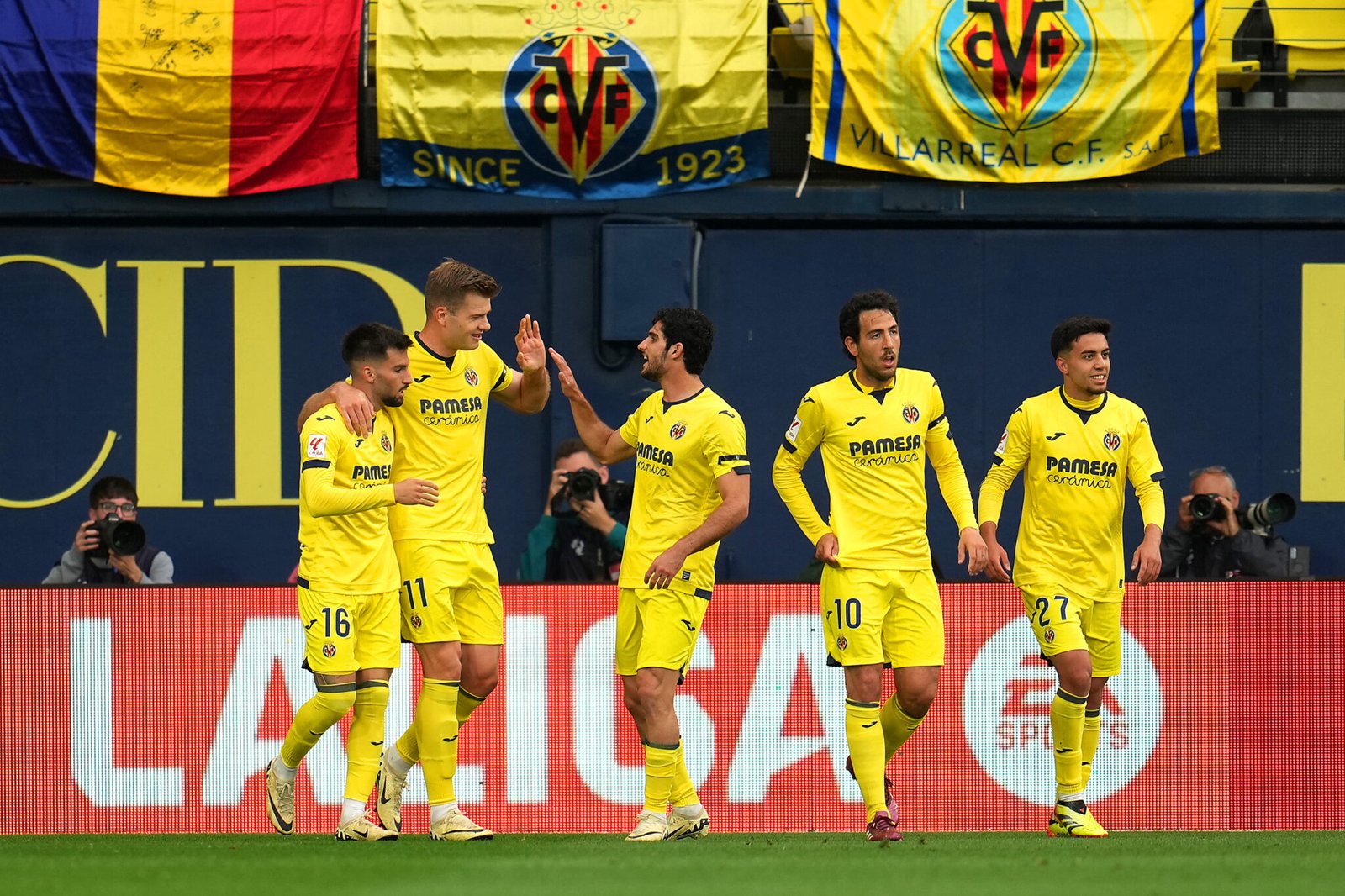 Sorloth celebrando un gol con el Villarreal