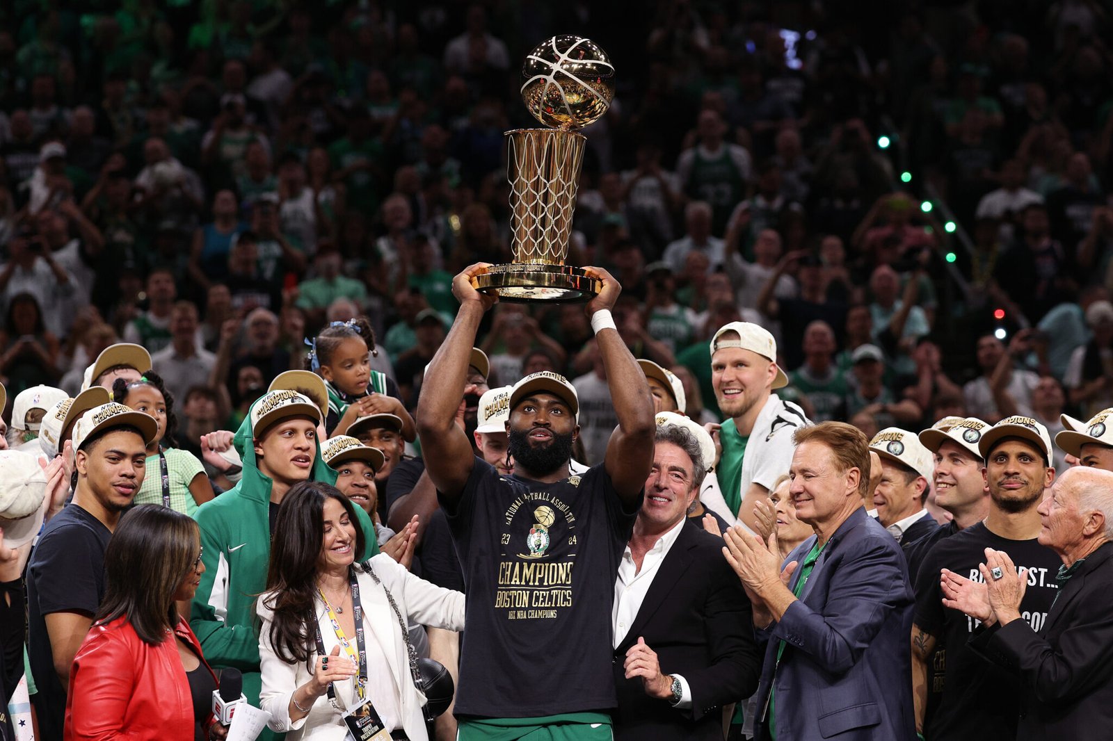 Jaylen Brown #7 of the Boston Celtics levantando el Larry O'Brien en el TD Garden. (Fotografía: Elsa/Getty Images)