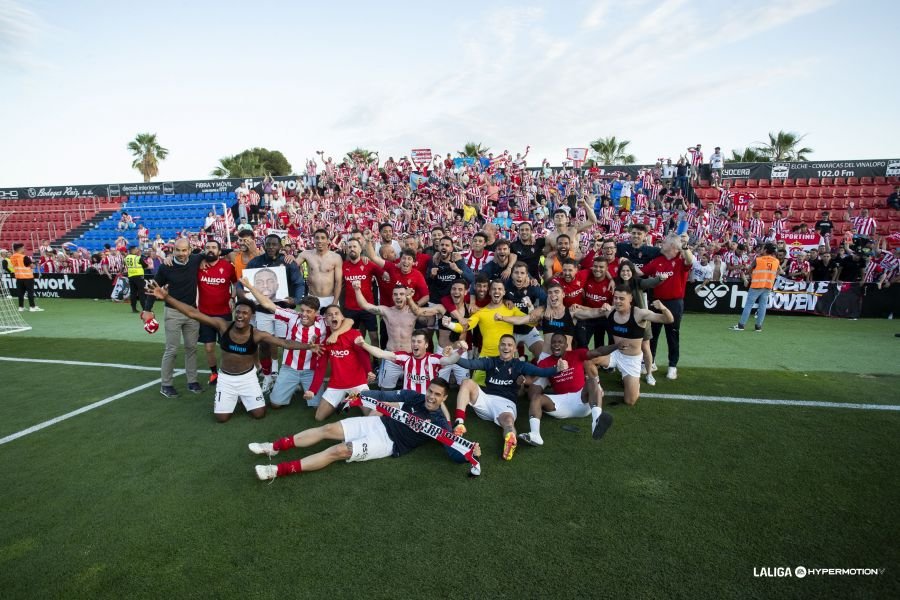 Los jugadores del Real Sporting celebran su clasificación al play-off en el Nuevo Pepico Amat