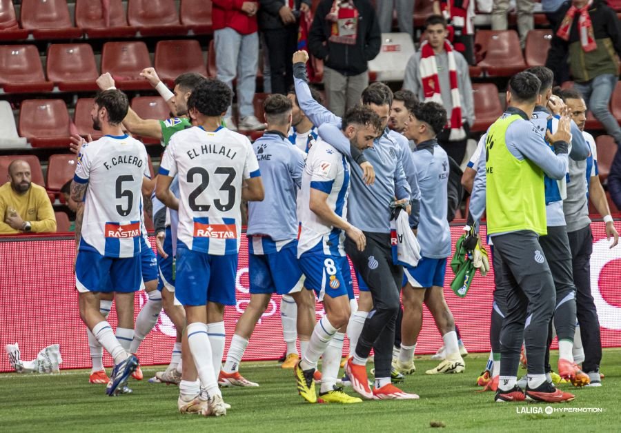 Los jugadores del RCD Espanyol celebran con los aficionados desplazados la victoria en Gijón