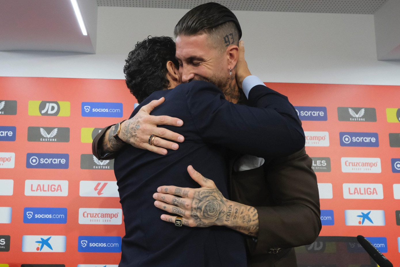 Abrazo de despedida entre Sergio Ramos y José María del Nido