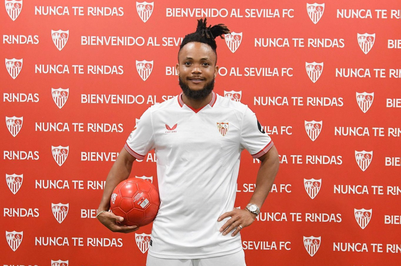 Ejuke en la presentación de su entrada al Sevilla FC