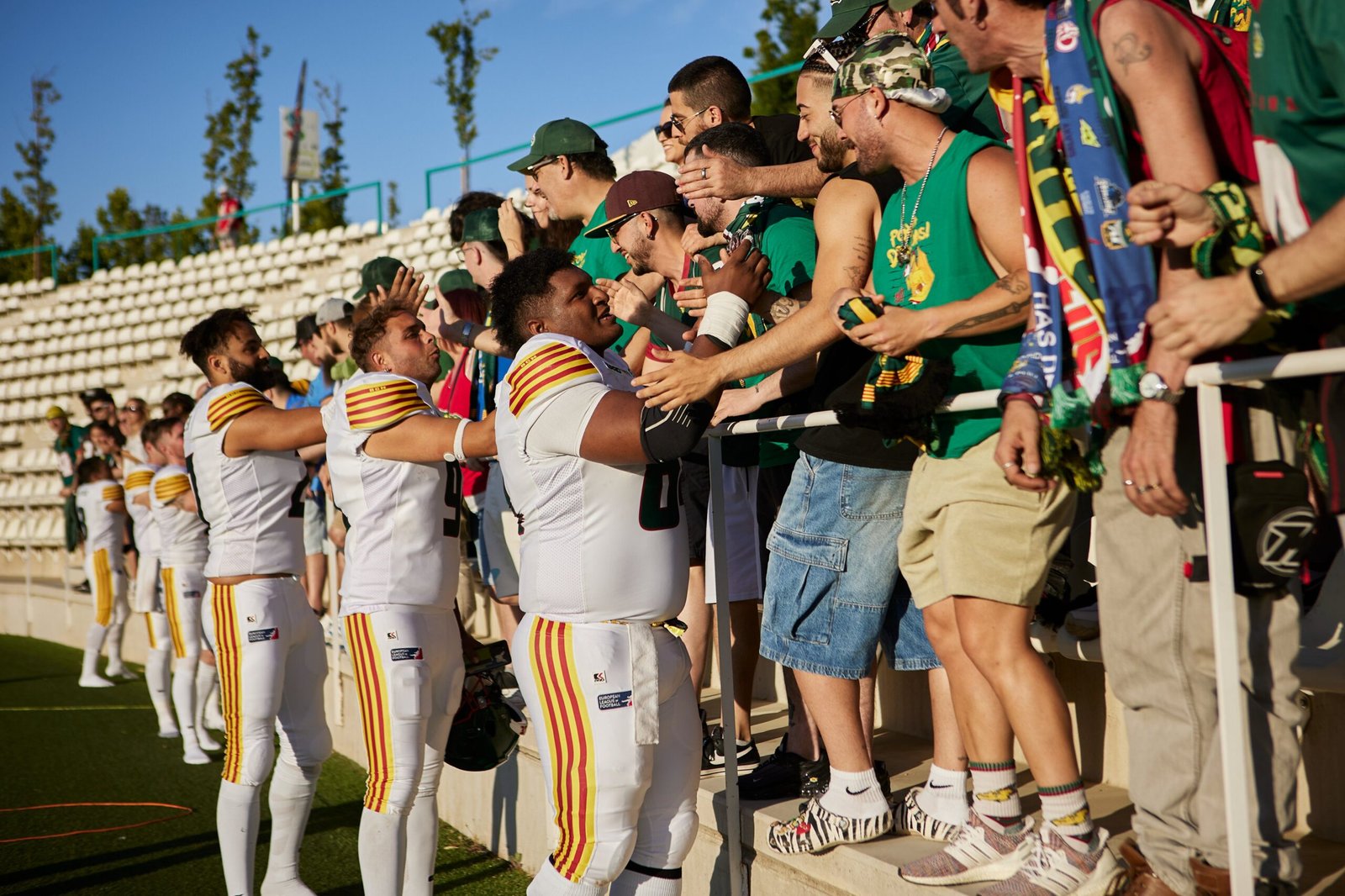 El equipo de Dragons saludando a los suyos después de perder ante Tirol Raiders
