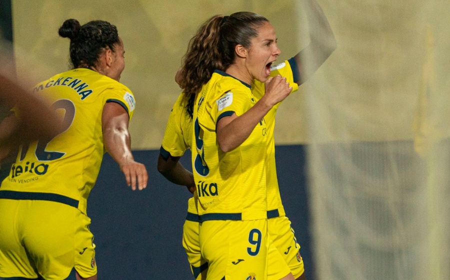 Fatou Kanteh y las jugadores del Villarreal femenino celebrando un tanto