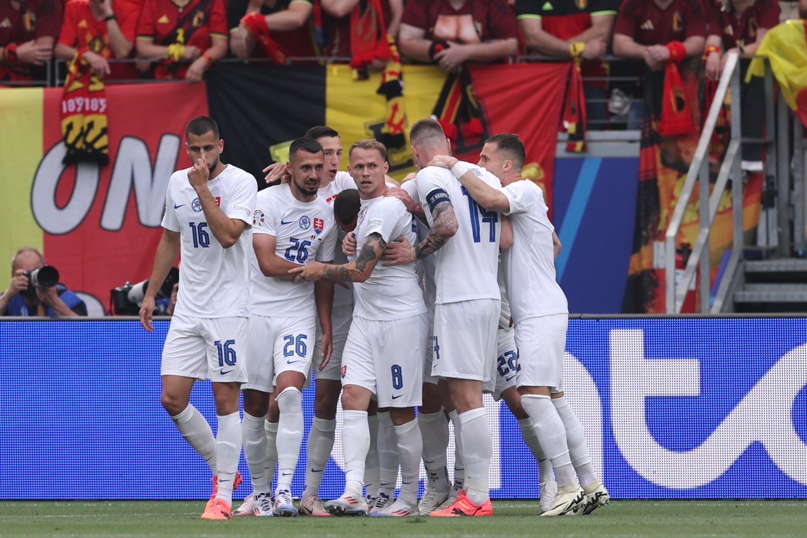 Eslovaquia celebrando un gol contra Bélgica en la primera jornada del grupo E.