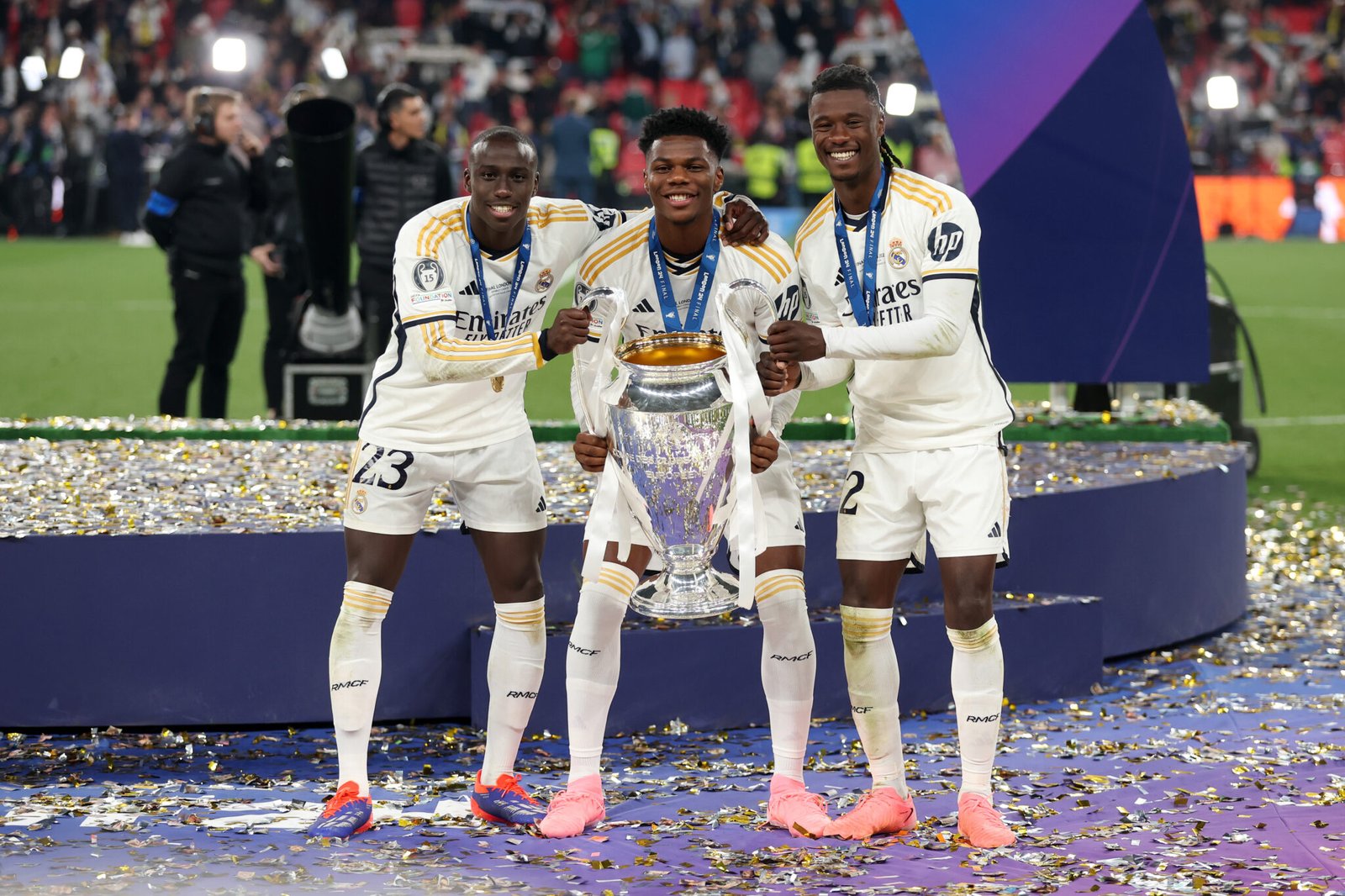 Mendy, Tchouaméni y Camavinga, jugadores del Real Madrid, posando con el trofeo de la Champions.