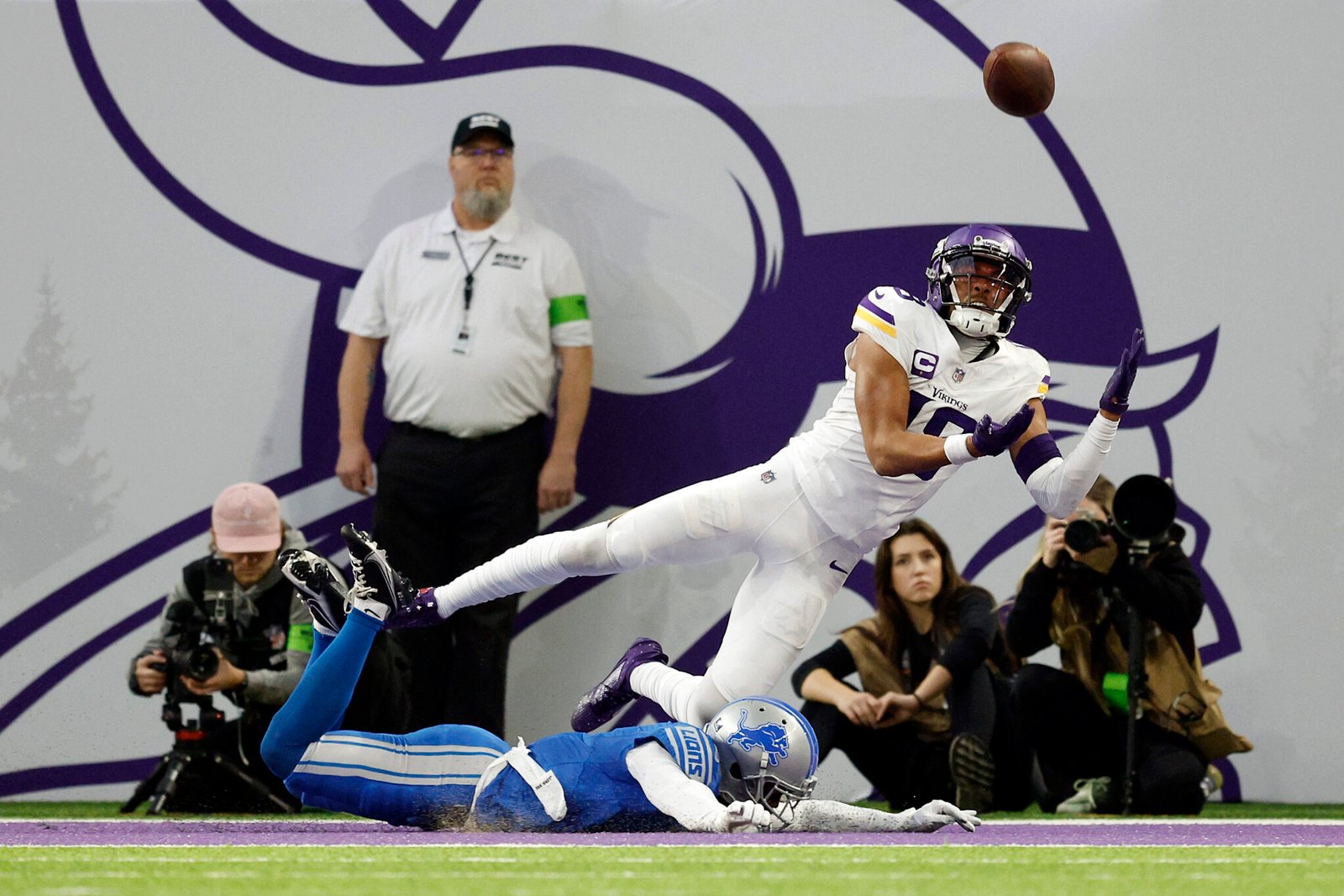 Justin Jefferson #18 de los Minnesota Vikings recepciona un touchdown contra Cameron Sutton #1. (Fotografía: David Berding/Getty Images)