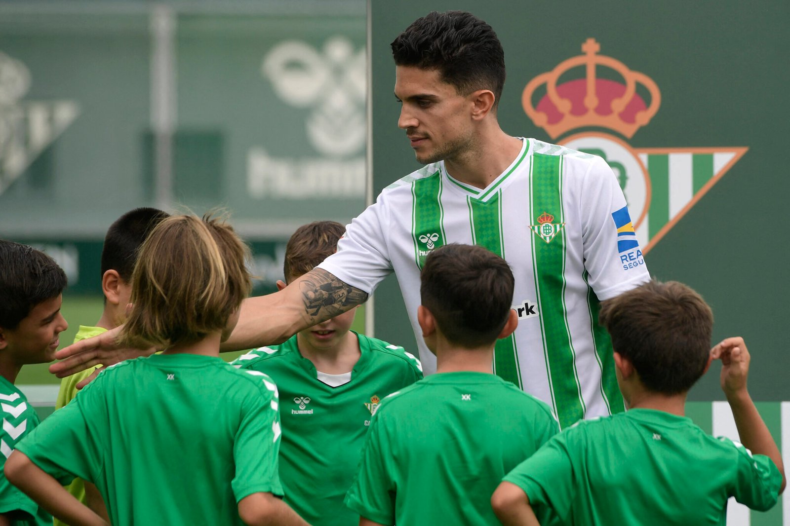 Marc Bartra con un grupo de niños durante su presentación.