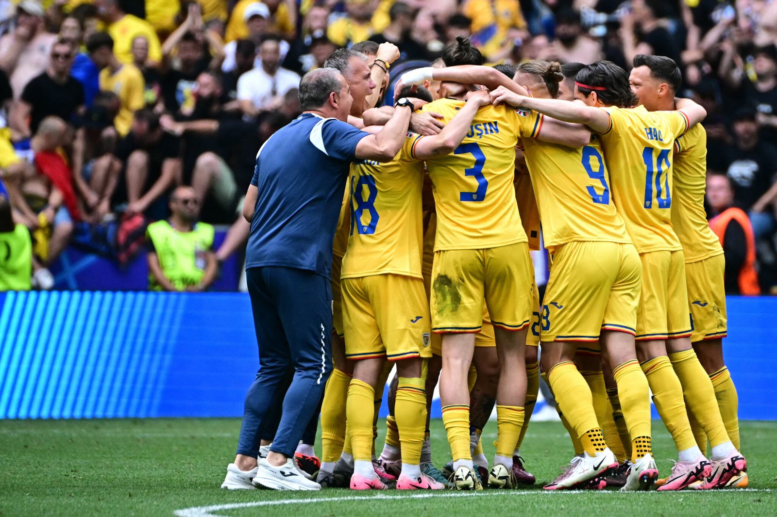 La Selección de Ucrania celebrando su victoria en la primera jornada del grupo E.