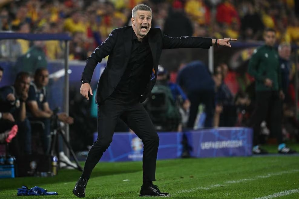 Iordănescu dando instrucciones en la banda. FOTO: UEFA Iordănescu dando instrucciones en la banda. FOTO: UEFA