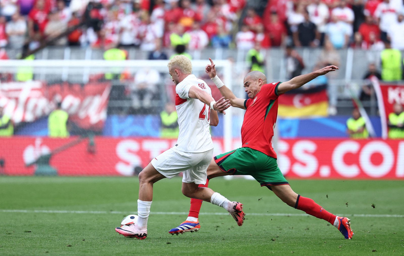 Pepe con sus 42 años en otra eurocopa con Portugal