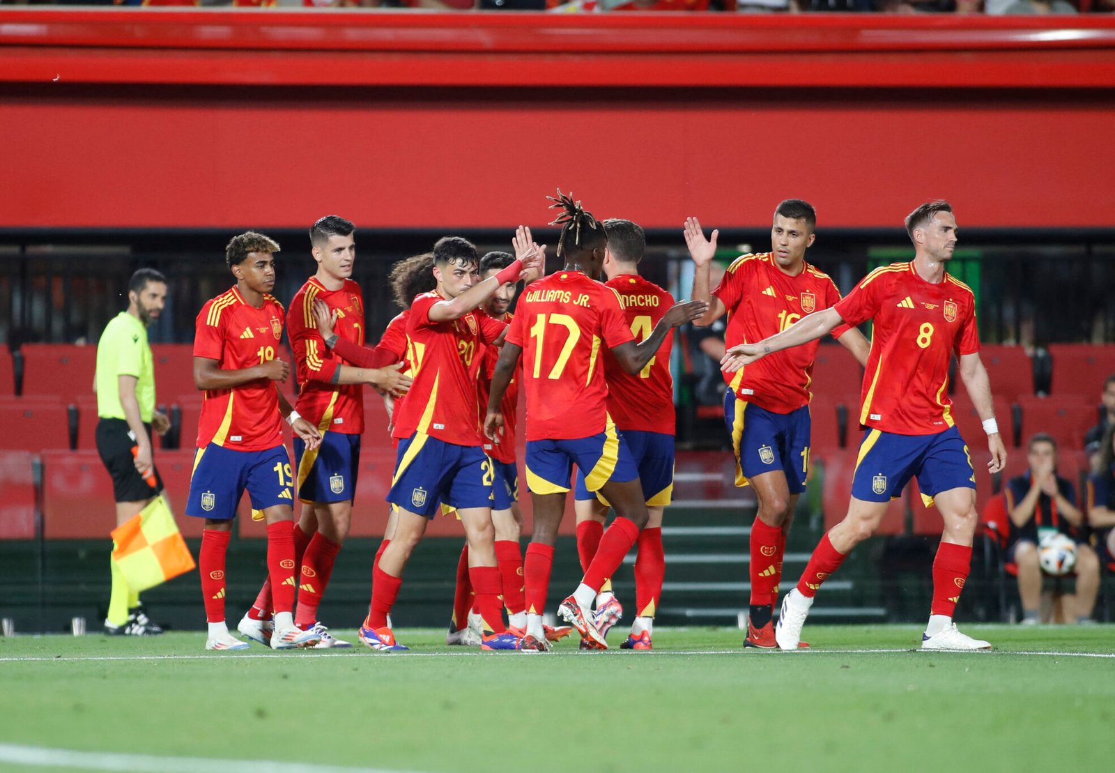 Los jugadores de la selección española celebran uno de los goles anotados en el amistoso ante Irlanda del Norte