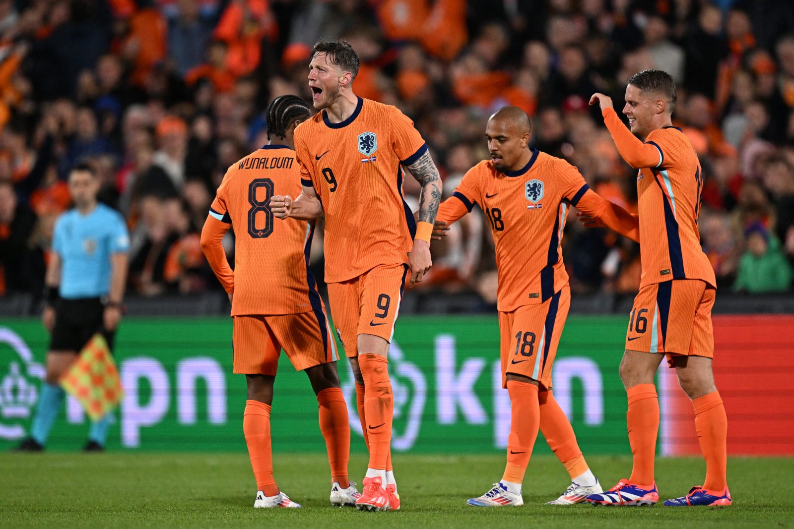 Países Bajos celebrando el gol contra Islandia