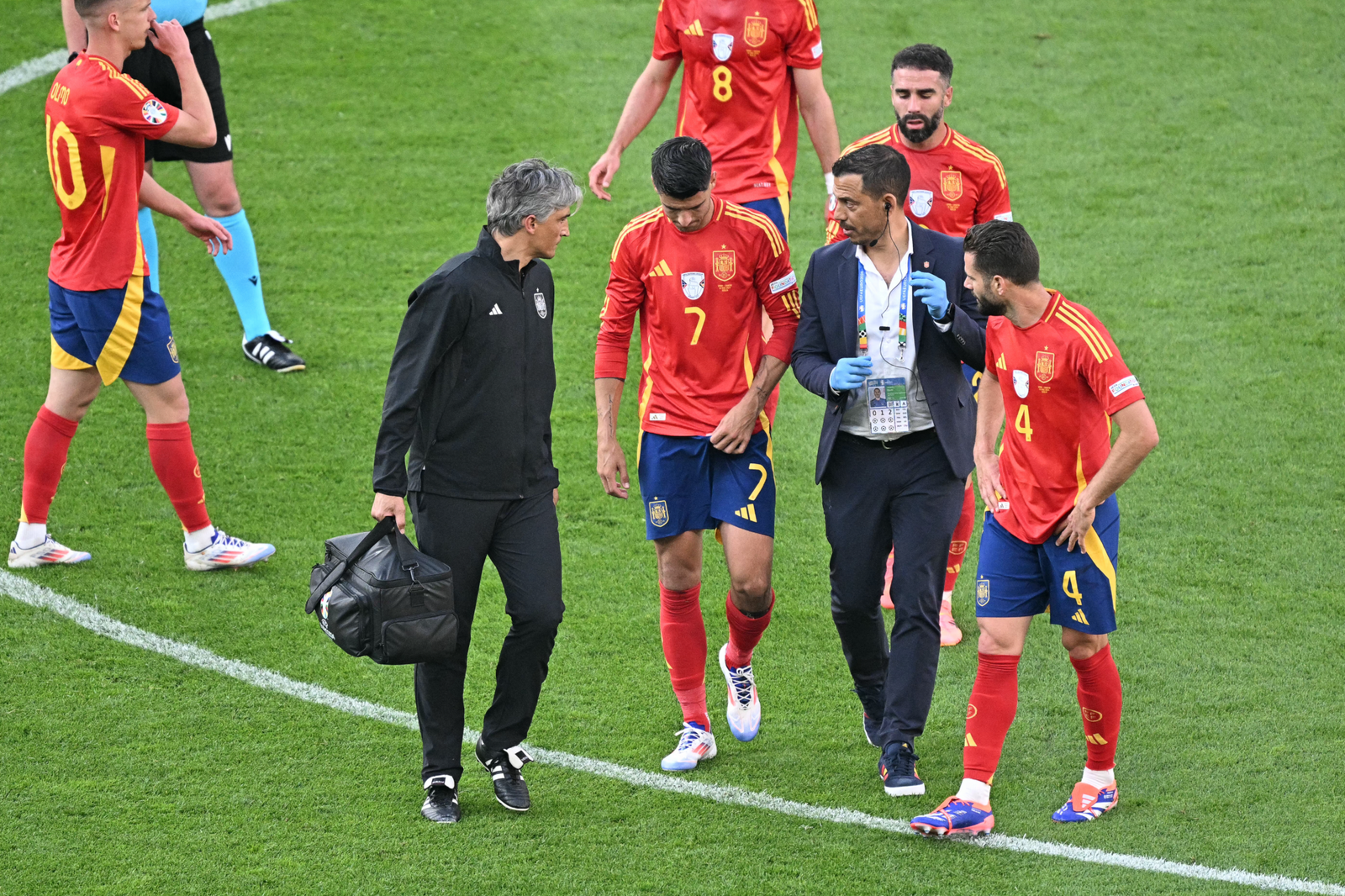 Morata retirándose lesionado en el encuentro ante Croacia.