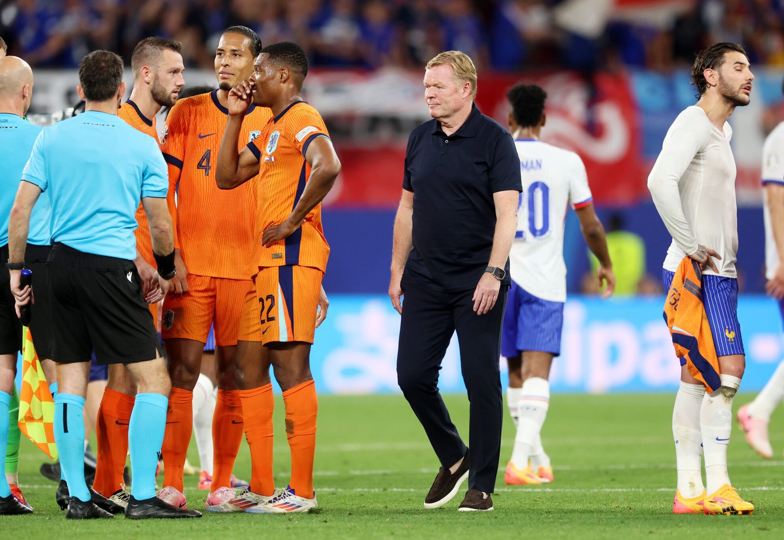 La selección holandesa se queja al colegiado por el gol anulado