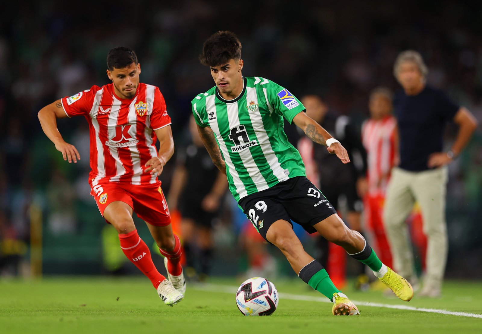 Juan Cruz con el Real Betis durante un partido ante el Almería.