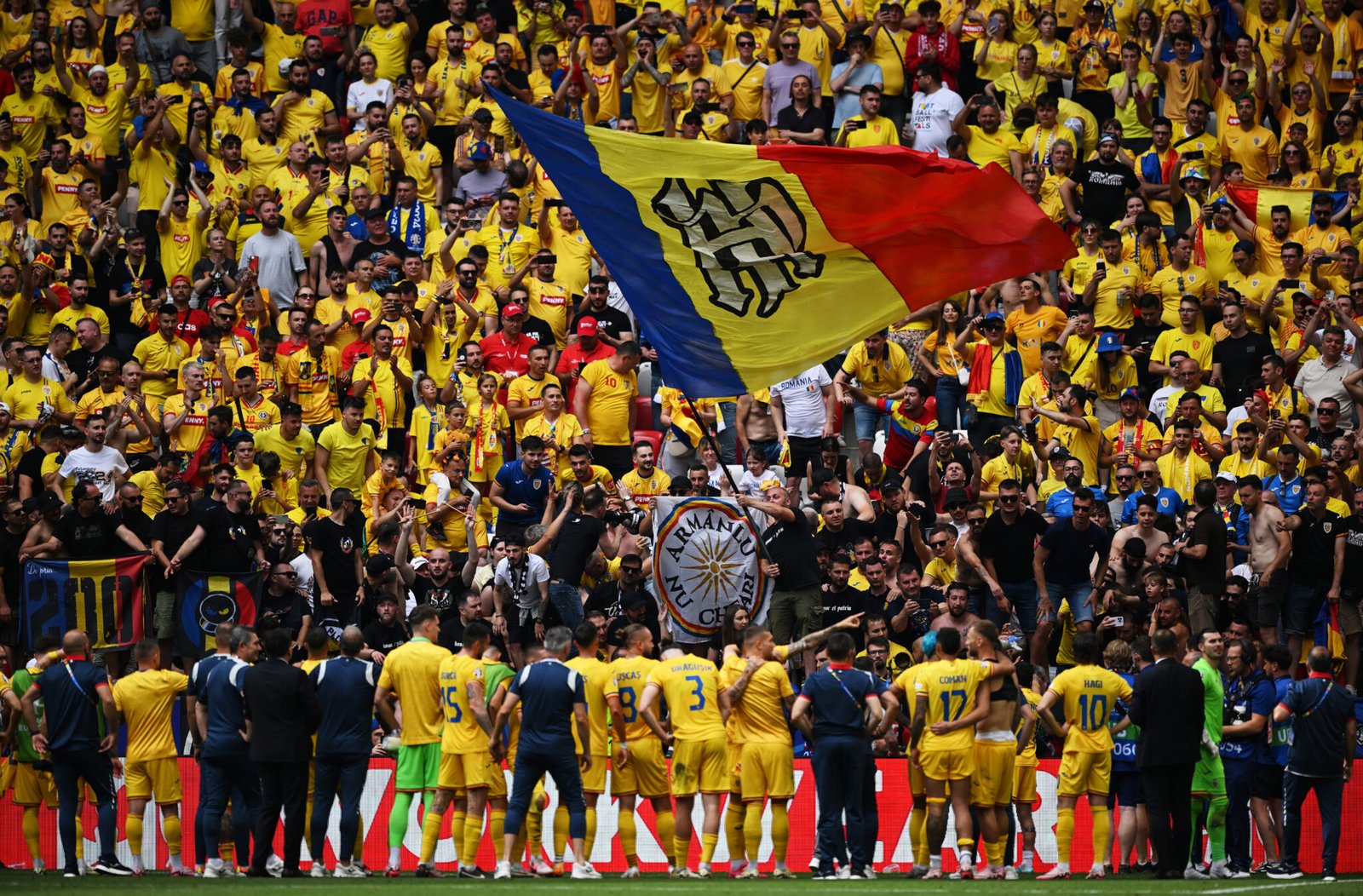 El equipo de Rumanía celebrando la victoria. FOTO: OneFootball