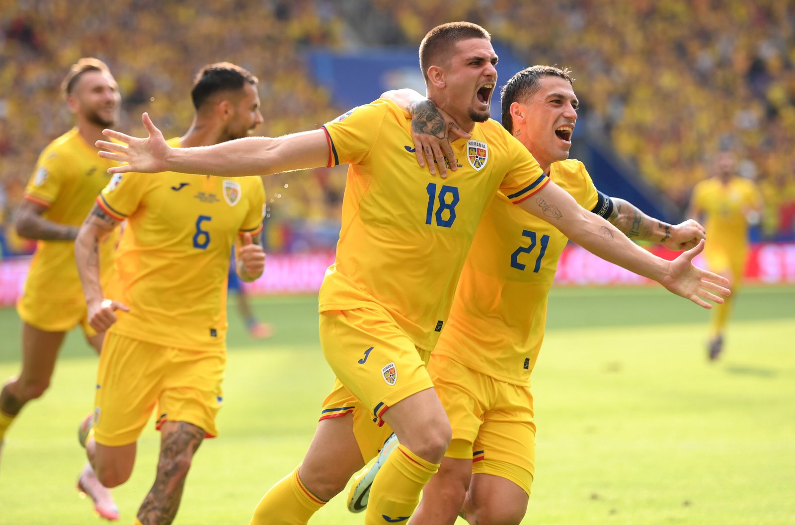 Jugadores de Rumanía celebrando un gol frente a Eslovaquia.