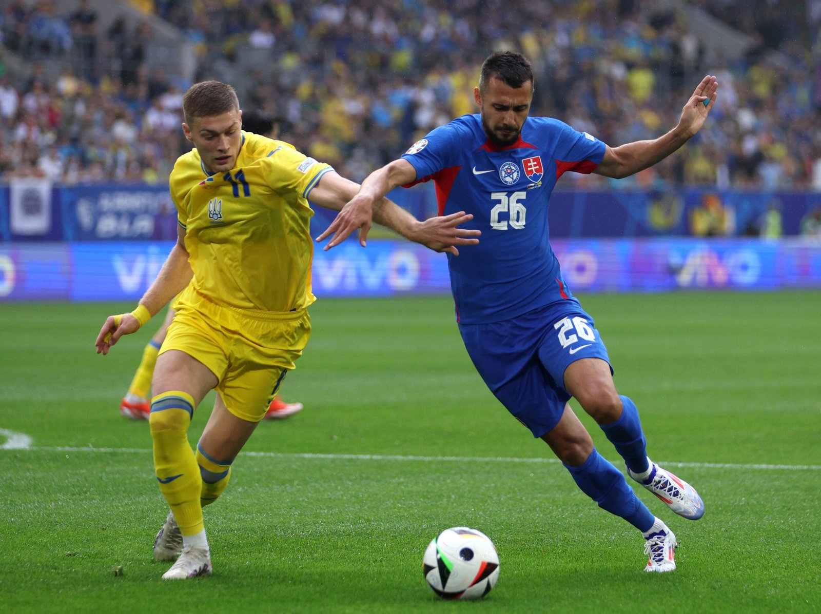 Jugadores de Eslovaquia y Ucrania en el partido que ha enfrentado a ambas selecciones.