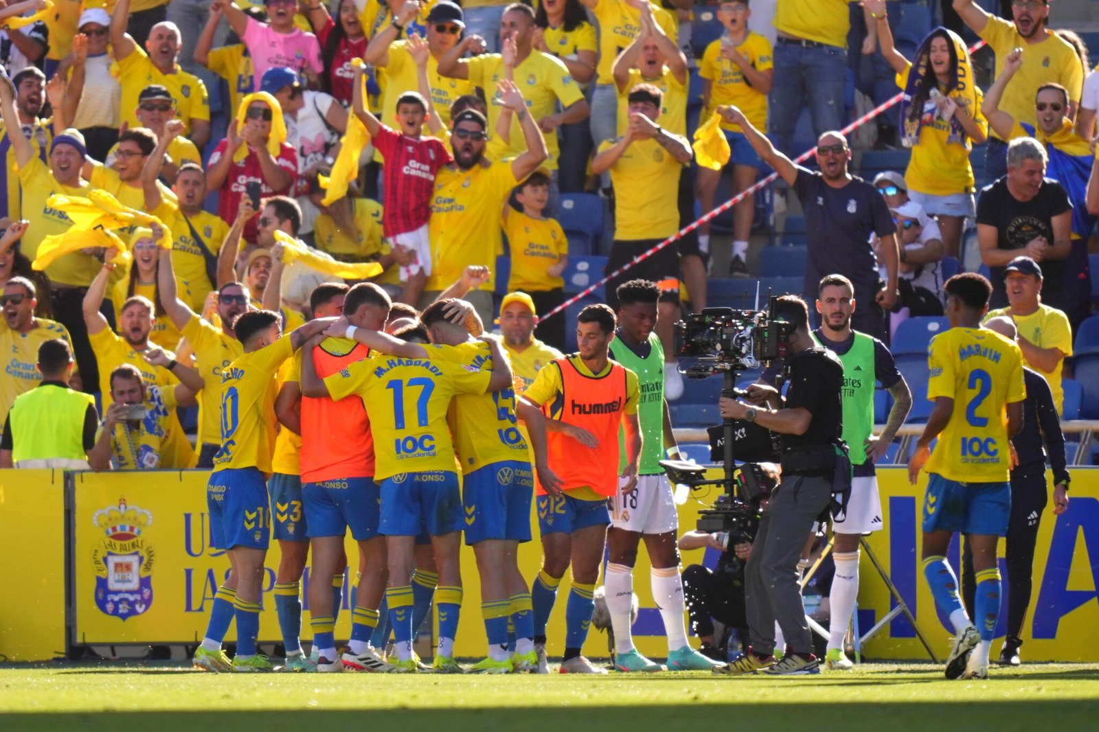 La UD Las Palmas celebrando un gol contra el Real Madrid en Liga.