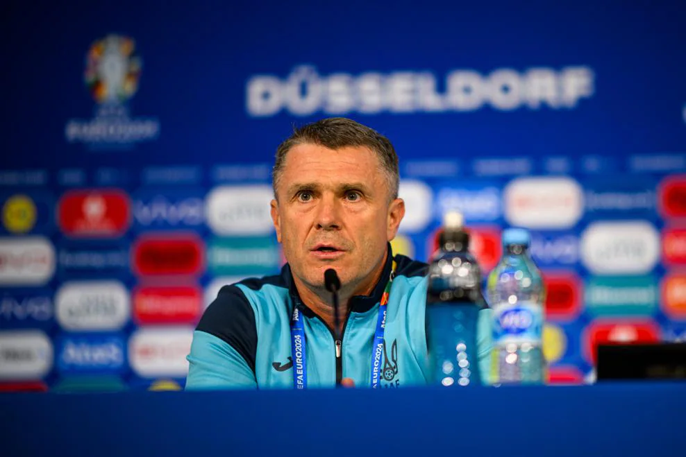 Rebrov, técnico de Ucrania en rueda de prensa. FOTO: UEFA