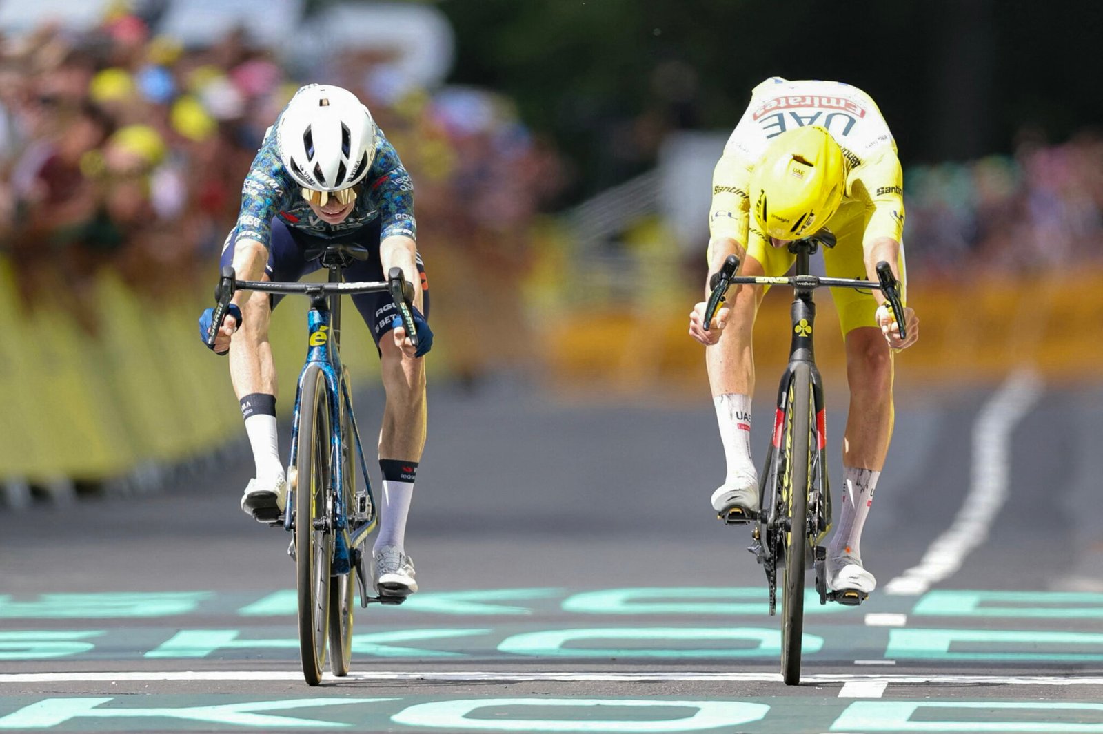 Imagen de la llegada a meta de Vingegaard y Pogacar en la etapa 11 del Tour de Francia 2024.