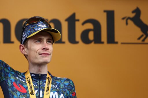 Jonas Vingegaard celebrando su victoria en la etapa 11 del Tour de Francia 2024.