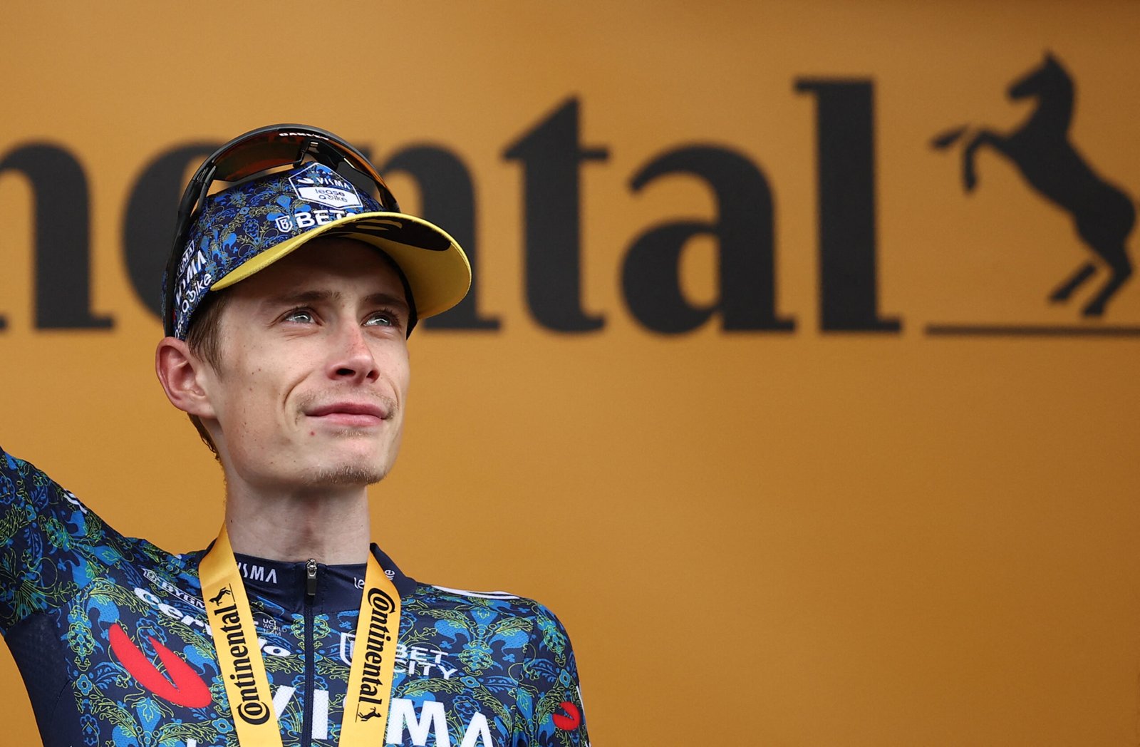 Jonas Vingegaard celebrando su victoria en la etapa 11 del Tour de Francia 2024.