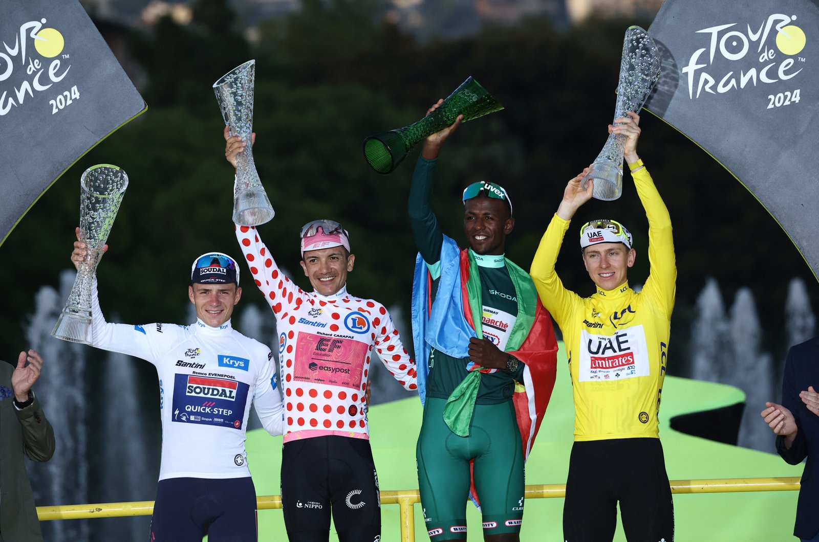 Remco Evenepoel, Richard Carapaz, Biniam Girmay y Tadej Pogacar, ganadores de los cuatro maillots del Tour de Francia 2024.