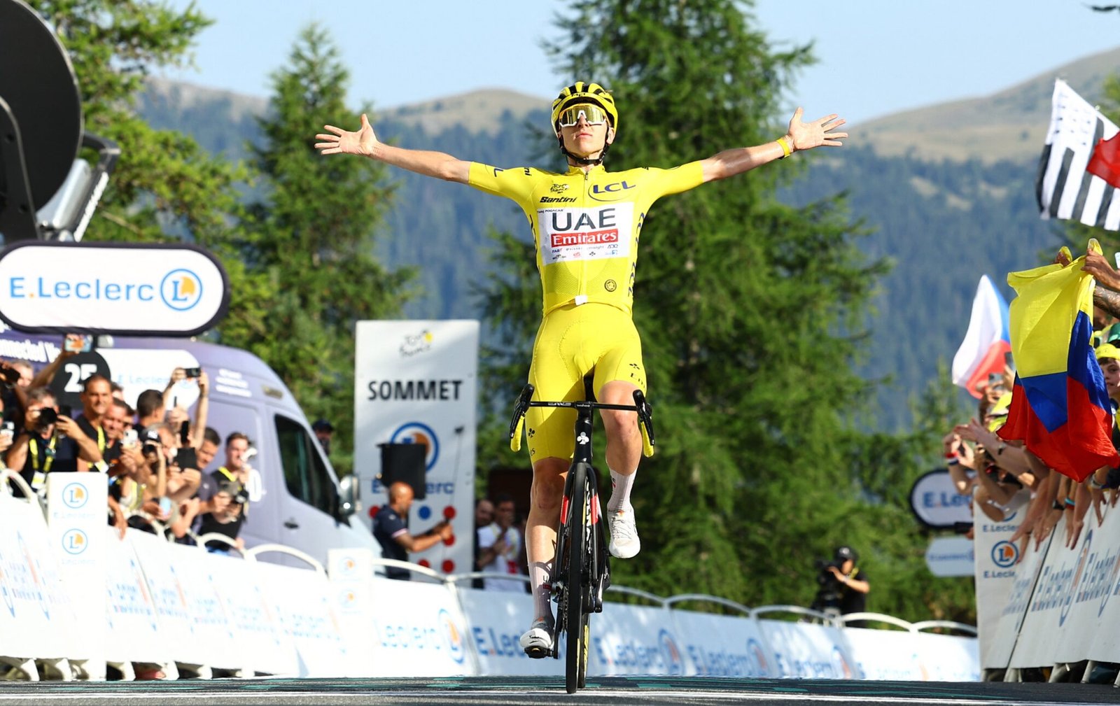 Tadej Pogacar celebrando su quinta victoria en la etapa 20 del Tour de Francia.