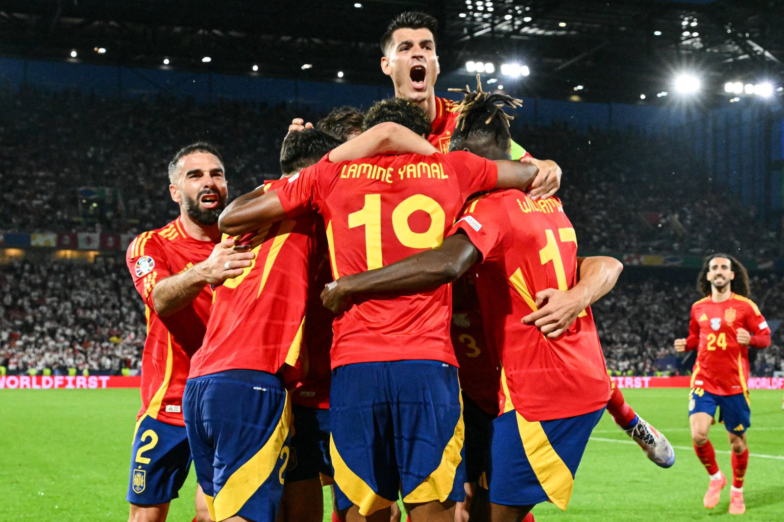 España celebrando el 2-1 contra Georgia.