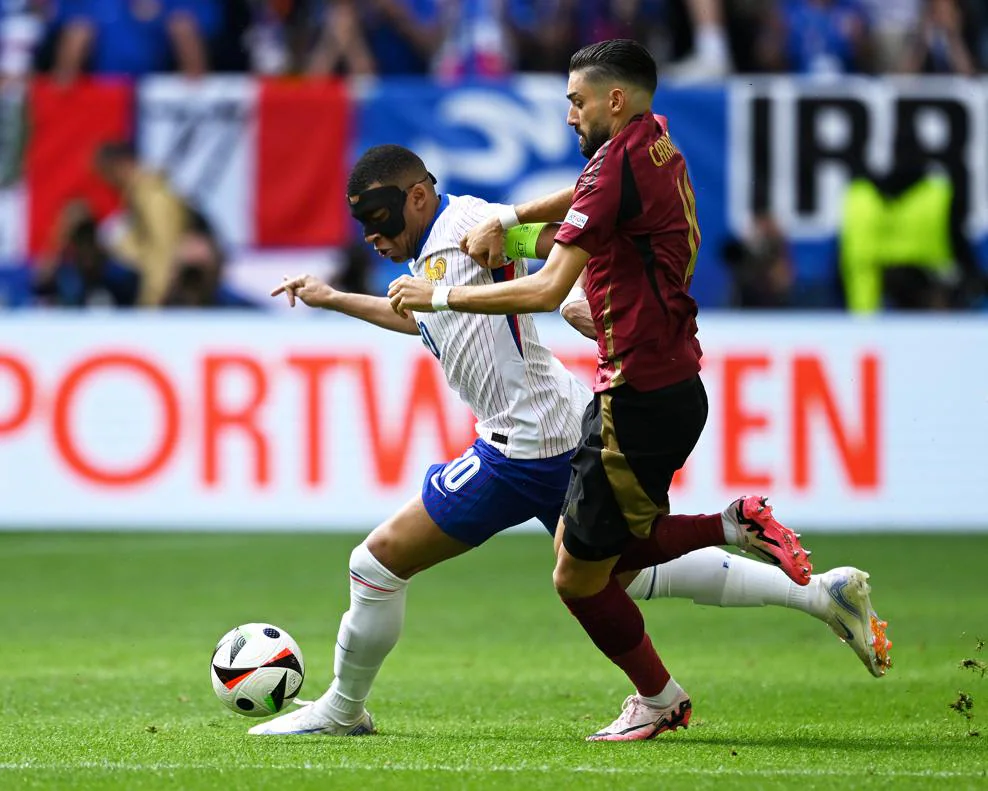 Mbappé y Carrasco pugnando por un balón. FOTO: UEFA