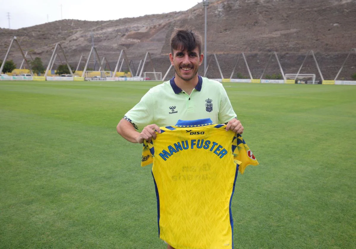 Imagen de la presentación de Manu Fuster como nuevo jugador de Las Palmas. Vía: Canarias7.