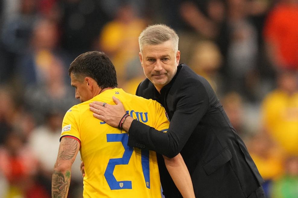 Iordanescu consolando a Stanciu. FOTO: UEFA