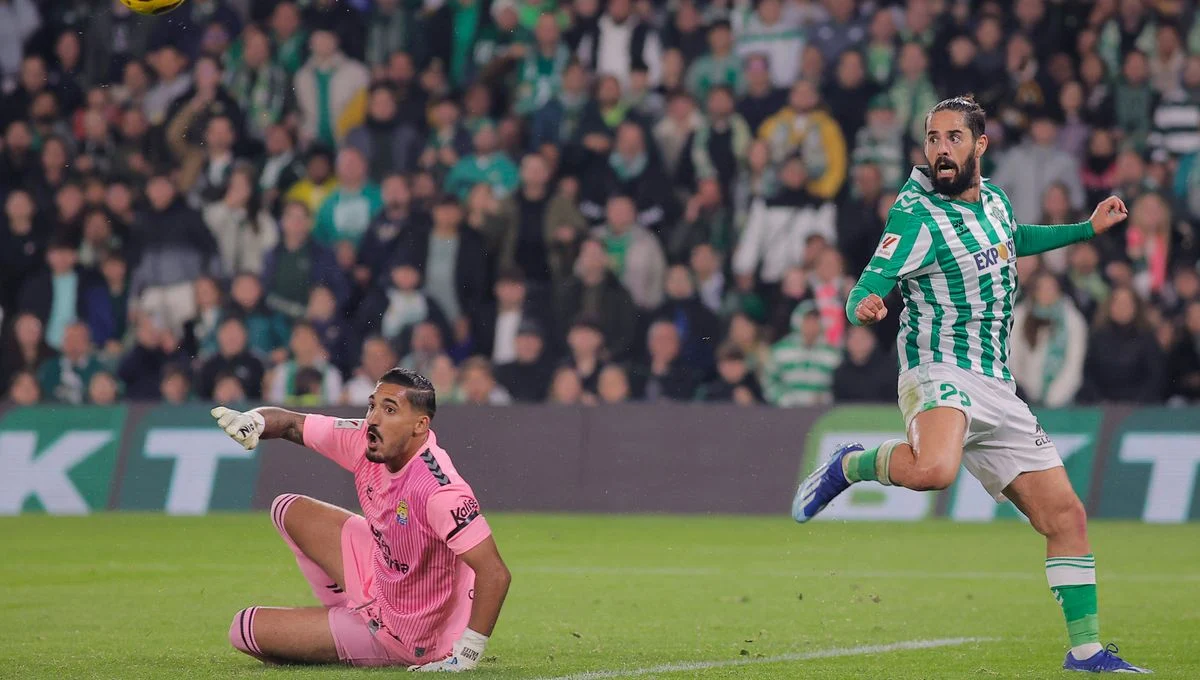 Álvaro Valles e Isco en un encuentro entre Betis y Las Palmas. Foto: Cordon Press.