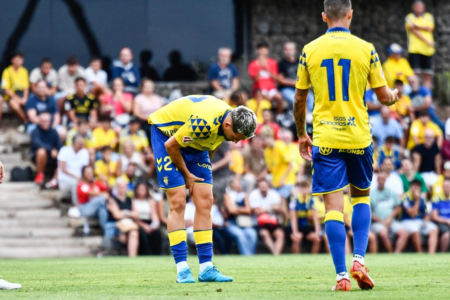 Januzaj se lleva la mano a la parte posterior del muslo | Foto: Beni Cazorla.