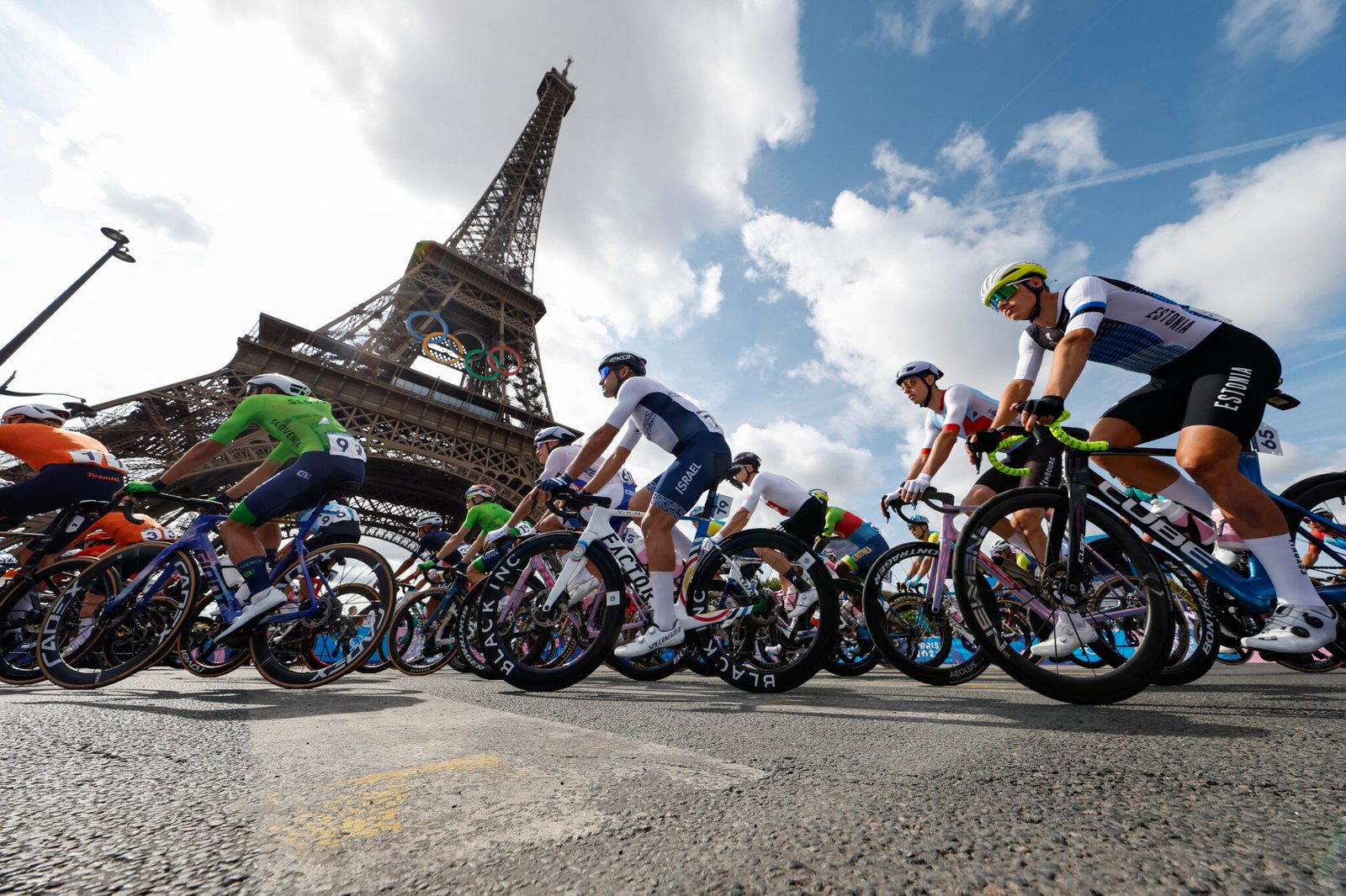 Imagen del pelotón en la prueba de ciclismo en ruta pasando por delante de la Torre Eiffel en los Juegos Olímpicos de París 2024.