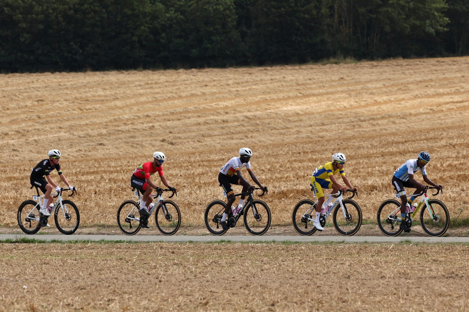 Imagen del grupo líder en la prueba de ciclismo en ruta de los Juegos Olímpicos de París 2024.