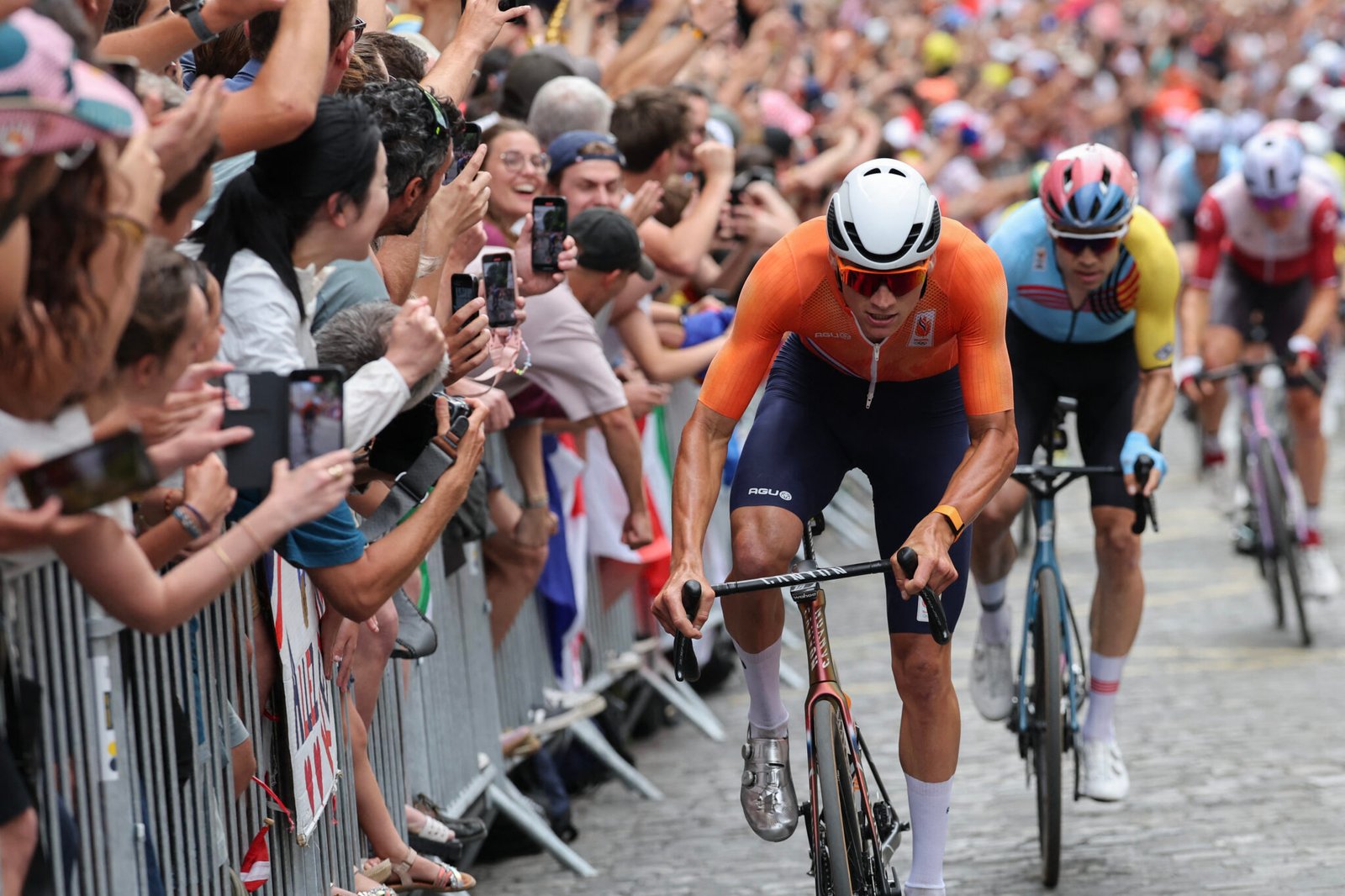 Mathieu van der Poel seguido de cerca en la subida del Montmartre en la prueba de ciclismo en ruta de los Juegos Olímpicos de París 2024.