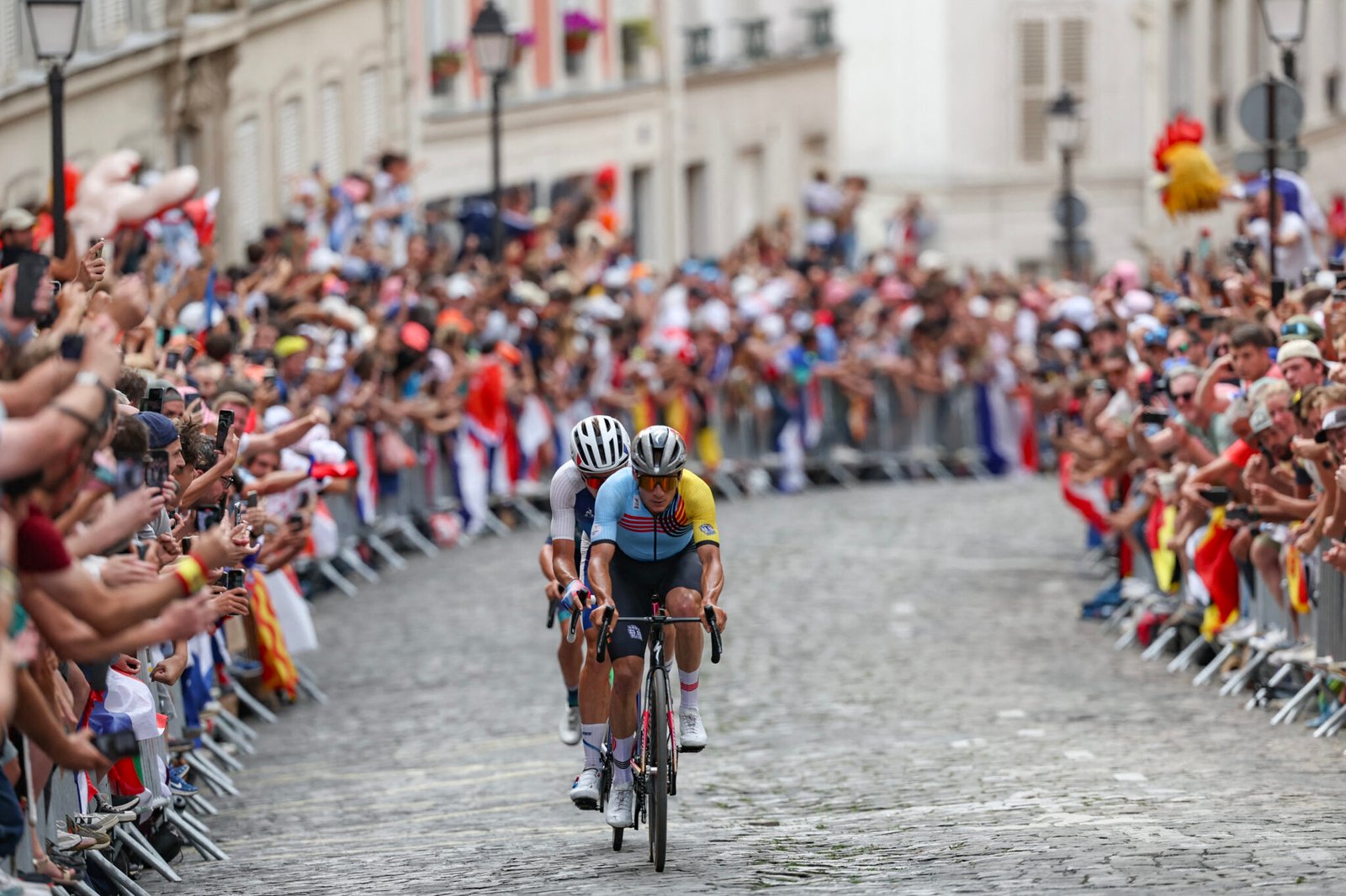 Remco Evenepoel seguido por Valentin Madouas en la subida al Montmartre.