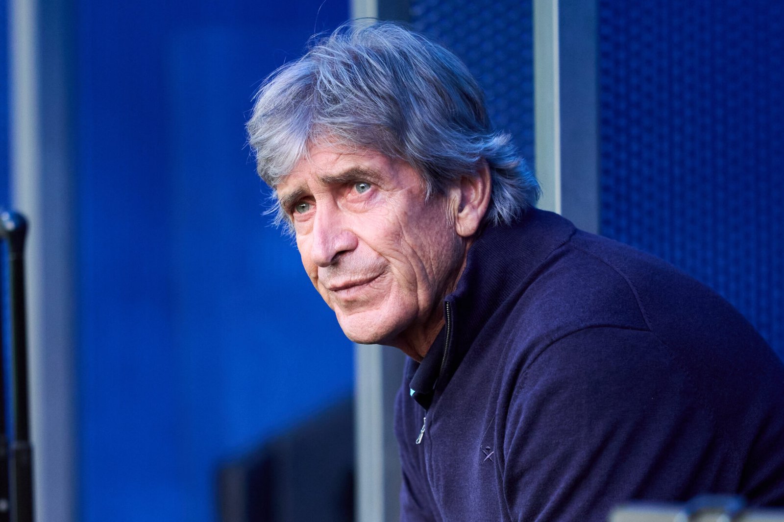 El entrenador Manuel Pellegrini del Real Betis mira antes del partido de La Liga entre el Deportivo Alavés y el Real Betis Balompié en el Estadio de Mendizorroza el 25 de agosto de 2024 en Vitoria-Gasteiz, España. (Foto de Juan Manuel Serrano Arce/Getty Images)