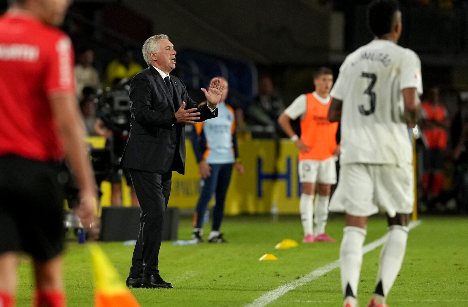 Carlo Ancelotti dando indicaciones a los jugadores del Real Madrid ante Las Palmas