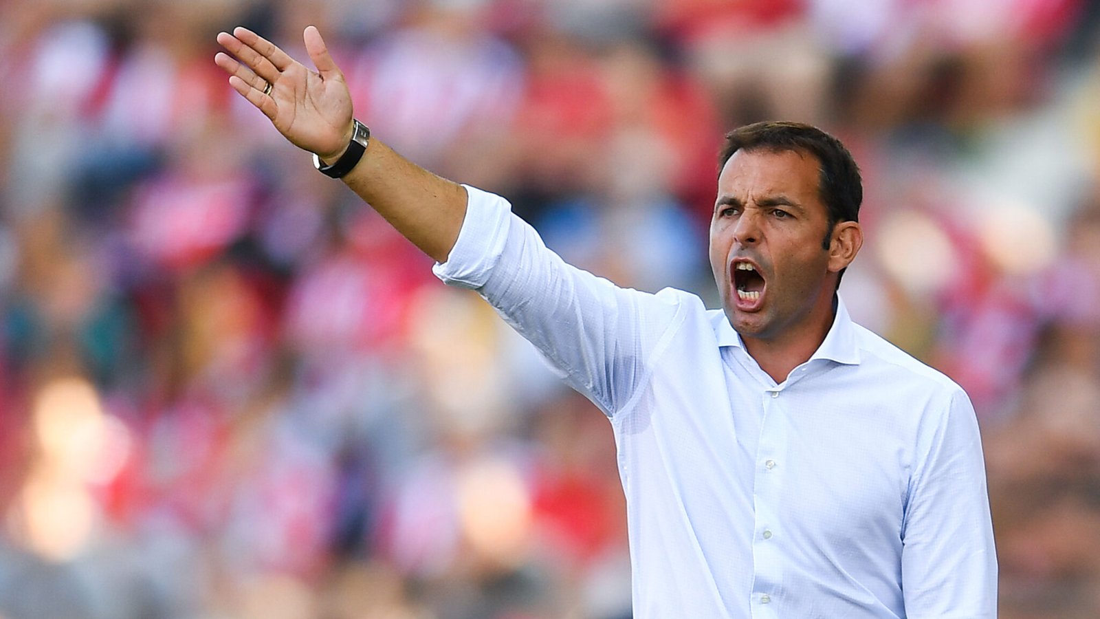 GIRONA, SPAIN - OCTOBER 15:  Head Coach Javier Calleja of Villarreal CF directs his players during the La Liga match between Girona and Villarreal at Estadi de Montilivi on October 15, 2017 in Girona, Spain.  (Photo by David Ramos/Getty Images)