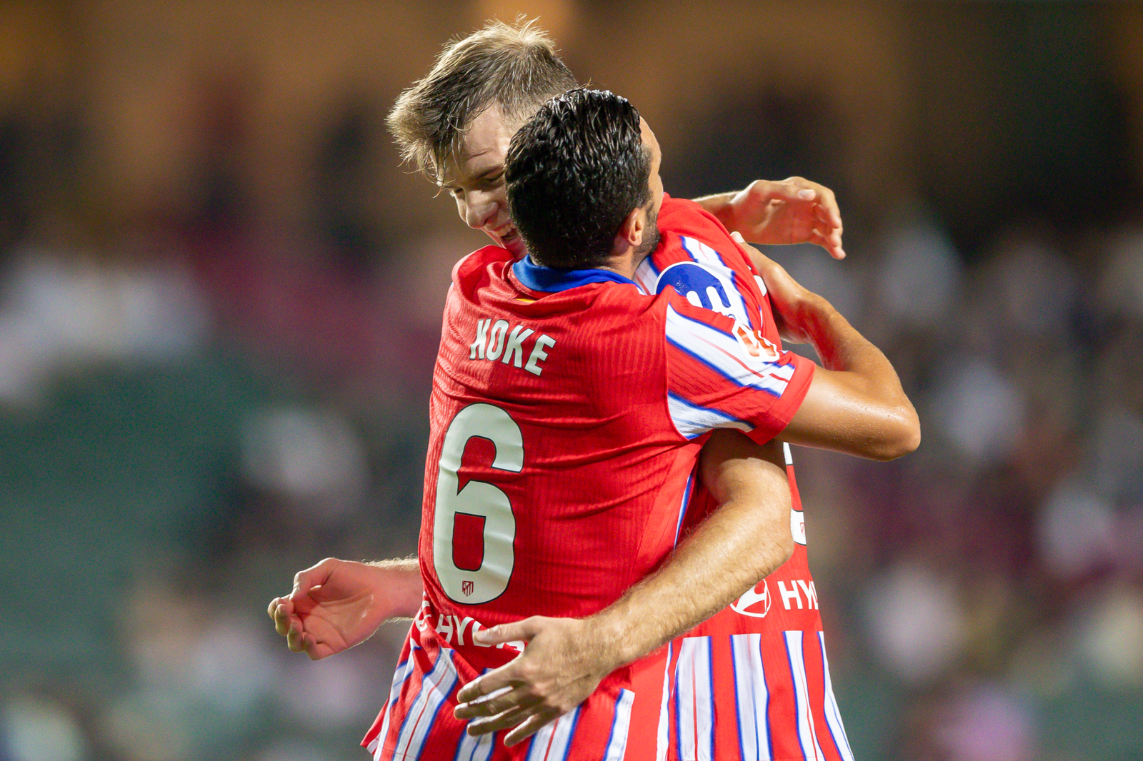 Sorloth abrazándose a Koke en su primer gol con el Atleti