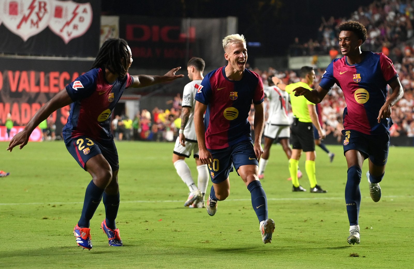 Dani Olmo celebra el gol de la victoria del Barcelona ante el Rayo Vallecano.