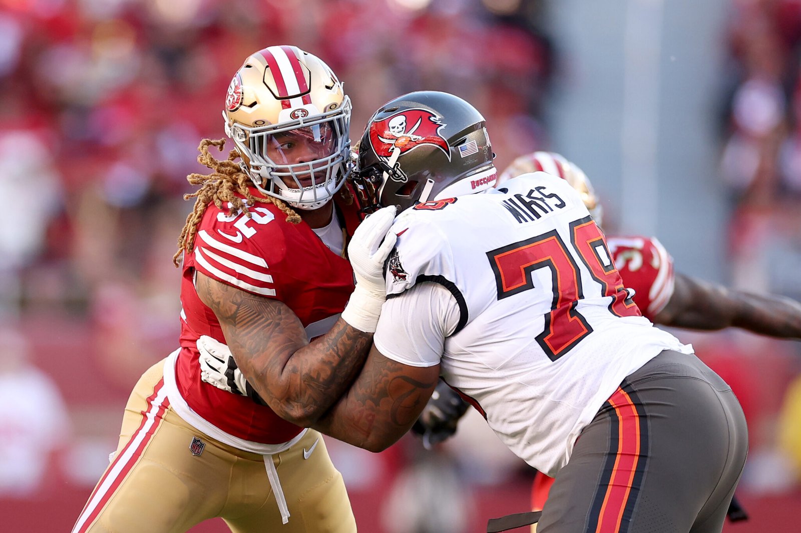 Chase Young #92 de los San Francisco 49ers contra Tristan Wirfs #78 de los Tampa Bay Buccaneers en el Levi's Stadium (Fotografía: Ezra Shaw/Getty Images)