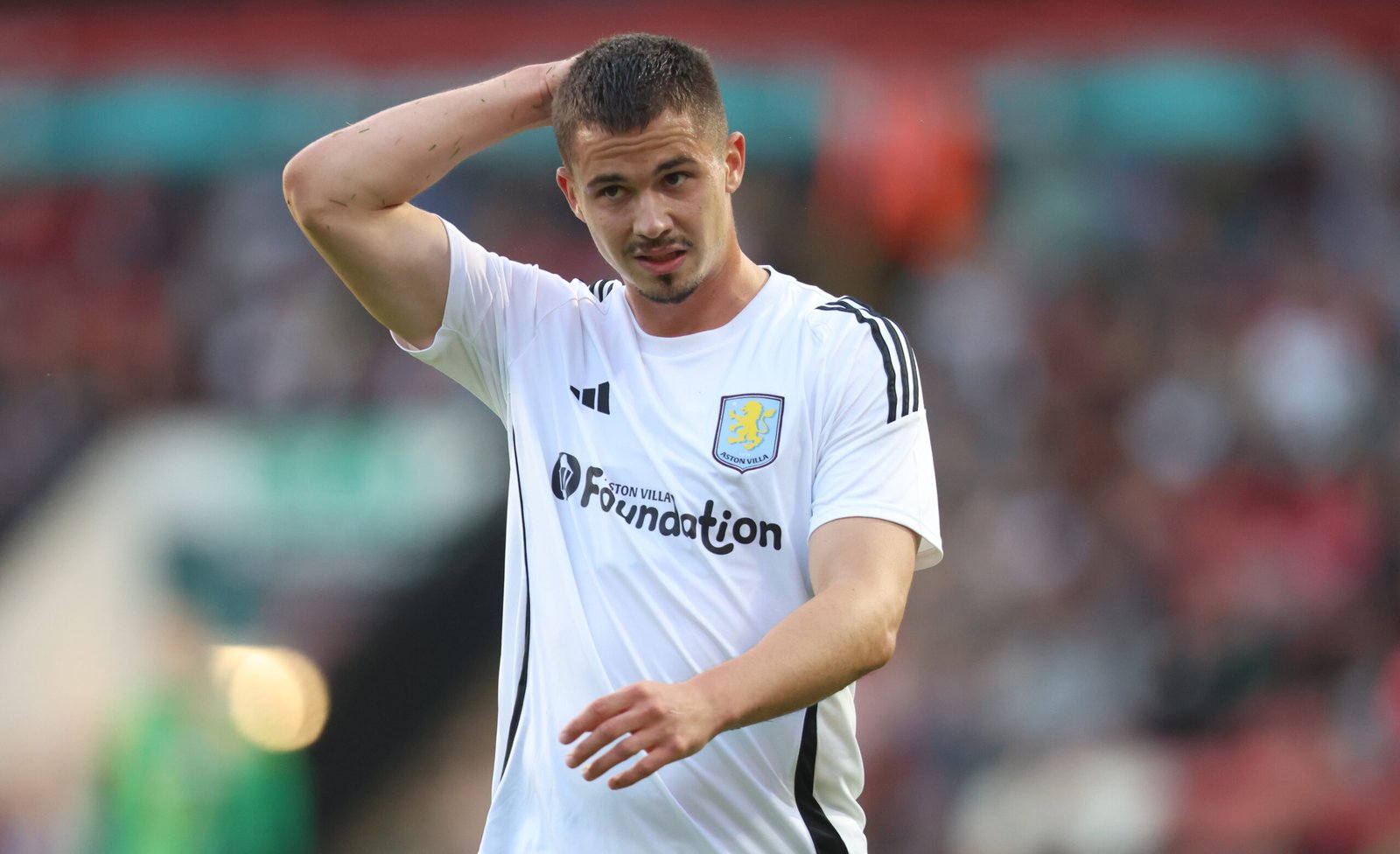 Leander Dendoncker en un amistoso con el Aston Villa.