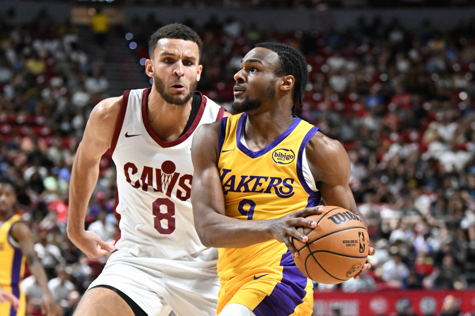 Bronny James jugando en la Summer League contra los Cleveland Cavaliers